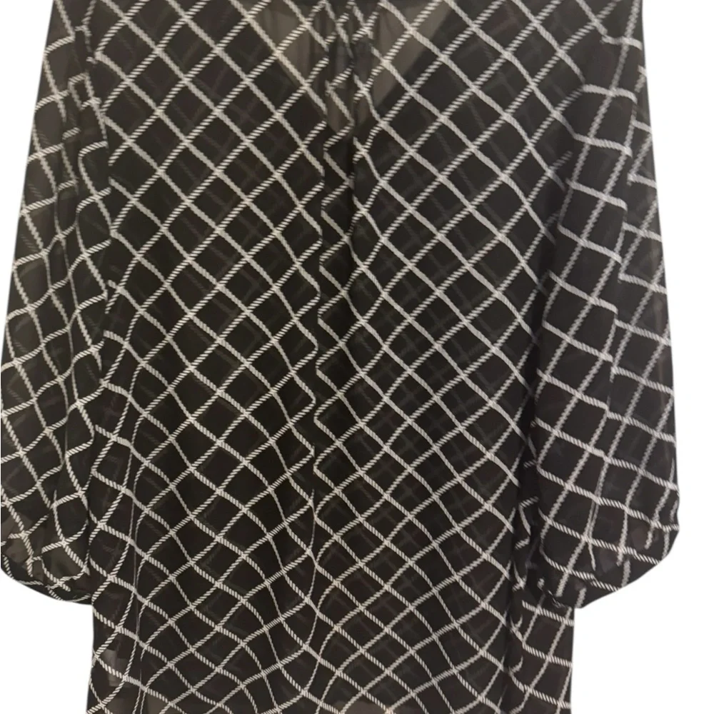 Old Navy Black/White V-Neck Blouse  XLARGE   #X - Picture 5 of 7